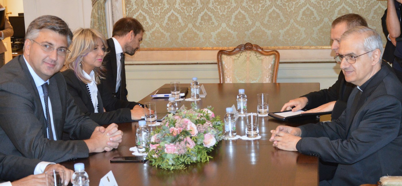 Predsjednik Vlade Andrej Plenković s apostolskim nuncijem Pintom